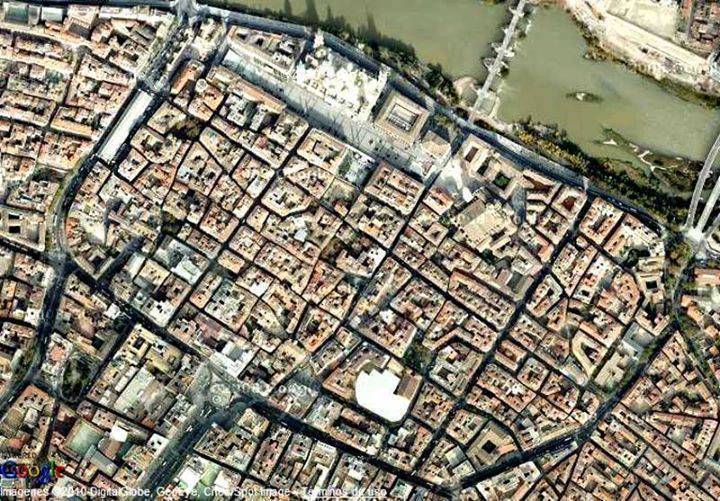 gozARTE's tweet photo. Os dejo una vista aérea de #ZARAGOZA en la que se ve perfectamente la HUELLA DE LA MURALLA ROMANA (Coso, Coso Bajo, Echegaray y César Augusto), y también las dos calles principales de #Caesaraugusta: el decumano (de este a oeste, actuales calles Manifestación, Espoz y Mina y Mayor) y el cardo (de norte a sur, actual calle Don Jaime). También se ven muy bien dos calles que se abrieron mucho después, la calle Alfonso (a mediado del XIX) y San Vicente de Paúl (a mediados del XX). Ver menos