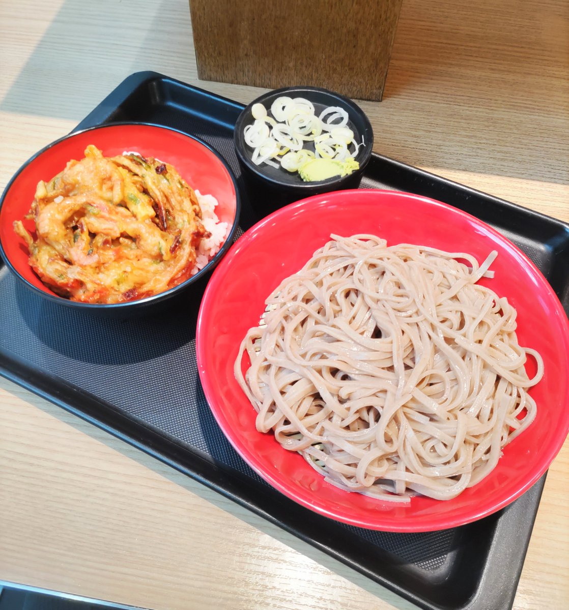 coret_omo_st's tweet photo. 今週もおつかれ様でした！😊

富士そばさんにてコラボメニュー🎶
ミニ海老かき揚げ丼セットを😋
＃冷たいお蕎麦
＃富士そば https://t.co/eu0snYGdZ4