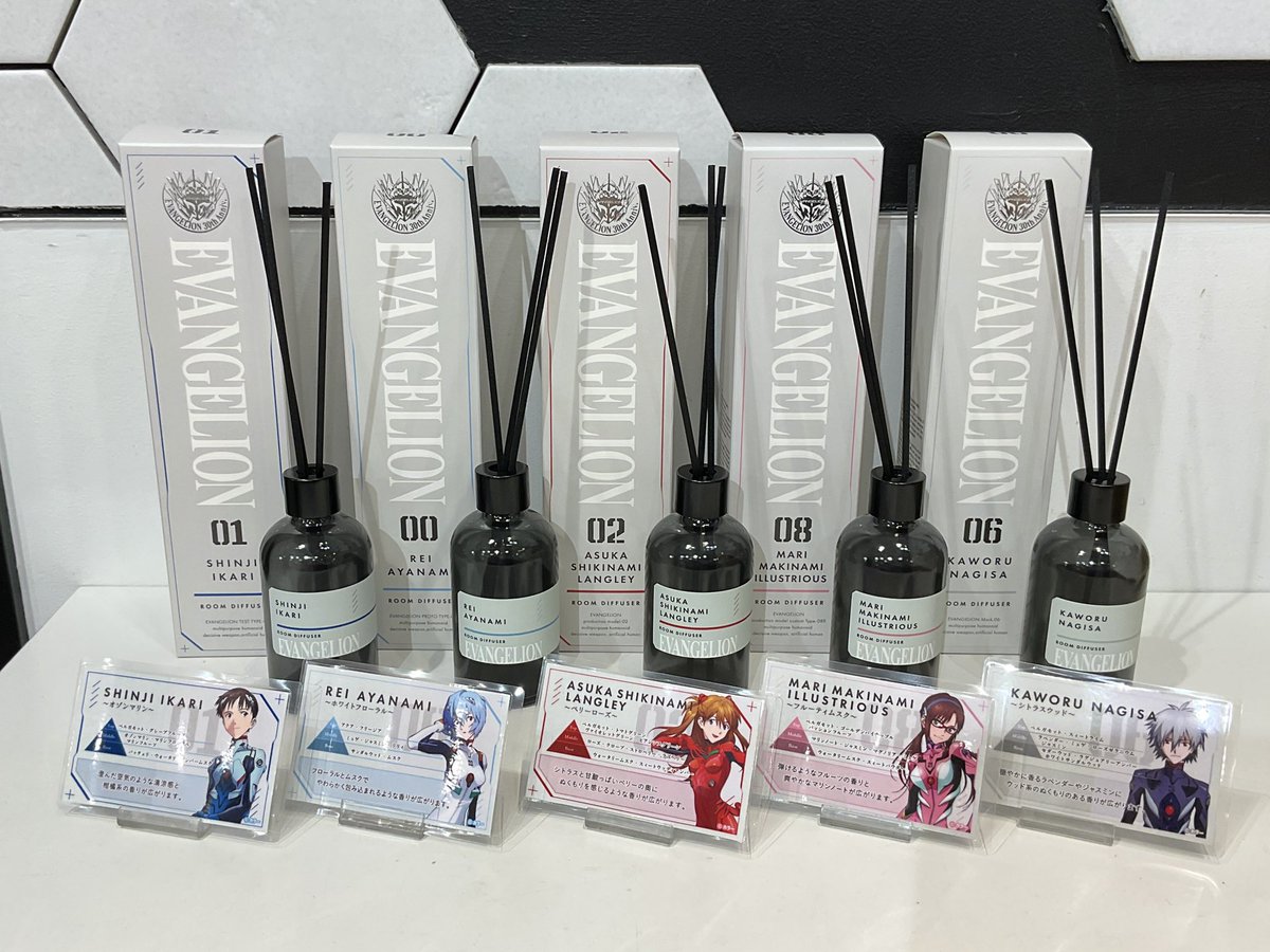 eva_store's tweet photo. 【TOKYO-01(池袋)】《再入荷》
GSIクレオスより「【fav's room TOKYO】エヴァンゲリオン ルームディフューザー」各種が入荷しました！

”推し活”雑貨ブランド「fav’s room TOKYO」から、パイロット5人をコンセプトとしたルームディフューザーが登場✨
生活空間になじみやすいシンプルなデザインで、お家の中でもお好きなキャラクターを感じることができます♪

オンラインストアはこちらから💁‍♂️
https://t.co/w28AYuz1EG

#エヴァストア