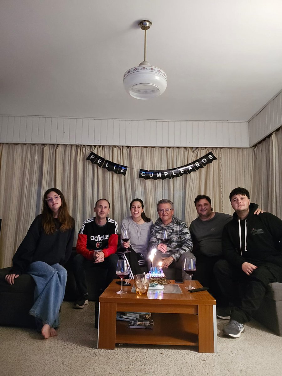 MarioMargarit's tweet photo. Miércoles 3. Celebración 50 + 2. Geo Geminiana organizó ambos festejos. Ella 34 + 2. Milangas napolitanas espectaculares! Vinacos y turrón de quaker modo torta, bengalas y clicks. Hermosa noche junto a su familia y Milangueta. Fili alto anfitrión. Uf! https://t.co/IH9BrT8n3r