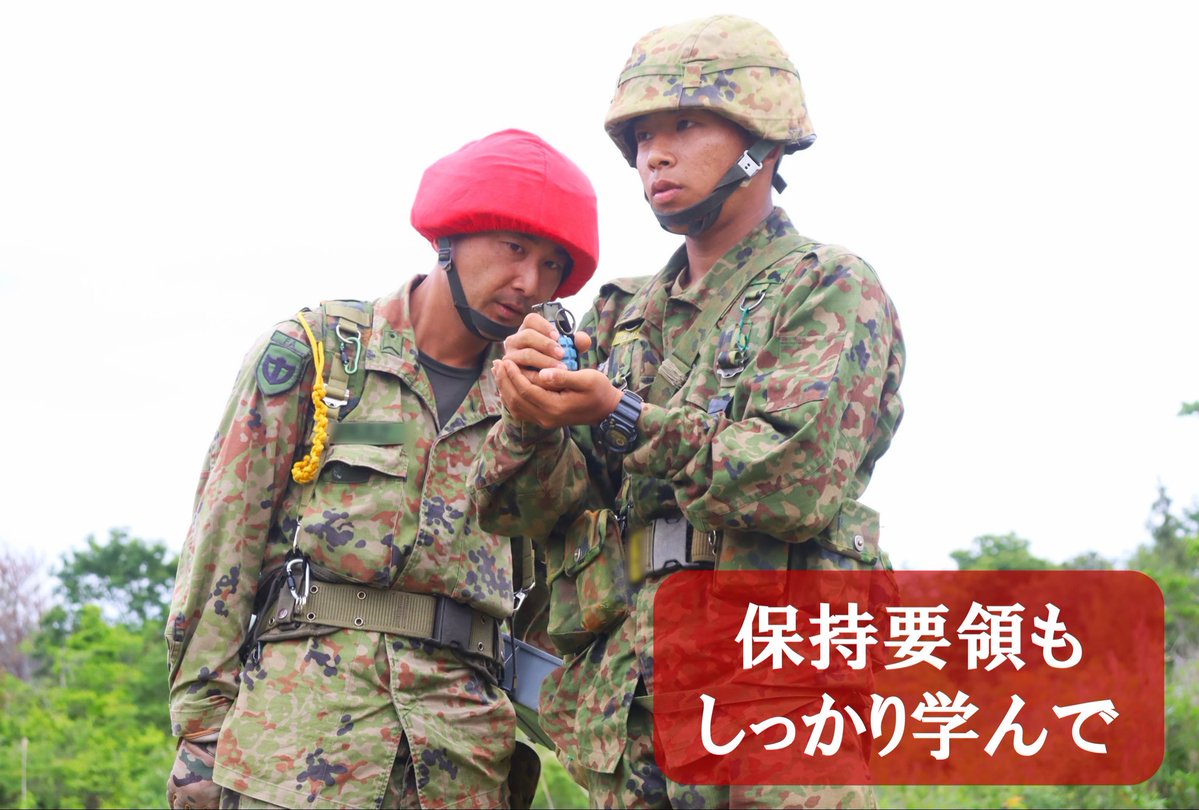 CampHimeji_PR's tweet photo. 【自衛官候補生日記⑱】
総合訓練シリーズ次はてき弾・手りゅう弾の訓練やで！てき弾射撃の衝撃の強さや、手りゅう弾を投げる難しさを実感したようやな〜！！射撃姿勢など、班長のアドバイスをしっかり聞いて訓練に臨んでたで！みんな命中したかな？
#中部方面特科連隊姫路教育隊　#自衛官候補生 https://t.co/Efud3toSVv