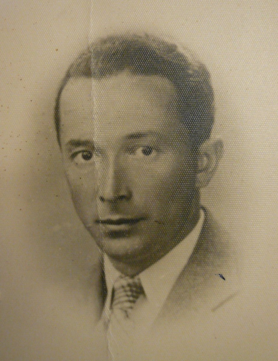 Greg_Slizewski's tweet photo. 4 VI 1901 r. urodził się Jerzy Bajan, twórca zespołu pilotów akrobacyjnych w 2 PL oraz zwycięzca Challenge w 1934 r. We IX'39 został ranny podczas bombardowania Dęblina, unieruchomiona dłoń uniemożliwiła latanie. Dzięki specjalnej konstrukcji przyczepionej do ręki udało mu się to https://t.co/7YqJnGQmx3