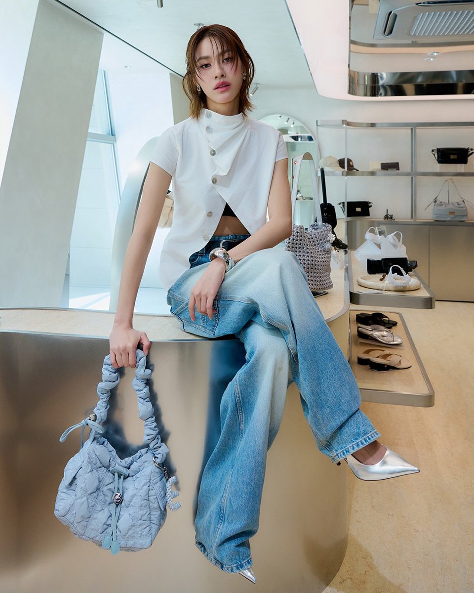 EmiBonnieTH's tweet photo. [📸] carlynbag — IG Post Update (040626)

[CARLYN HONGDAE FLAGSHIP STORE GRAND OPEN : THE JOURNEY UNFOLDS 2.0]

지난 29일, 칼린 홍대 플래그십 스토어를 방문한 태국 여배우 에미님! (@.emiamily)

에미님이 착용하신 가방은 조이포켓 S 포그블루입니다🩵

—

Thai actress Emi (@.emiamily) visited the CARLYN Hongdae Flagship Store on May 29.
The bag Emi is wearing is the Joy Pocket S in Fog Blue🩵

#칼린 #칼린홍대플래그십스토어
#Carlyn #CarlynHongdae
#CarlynTheJourneyUnfolds_2
#emiamily