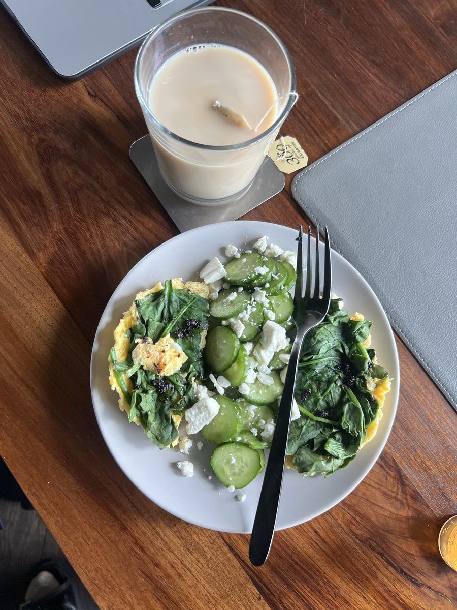 imacyborg's tweet photo. Como no tengo gas en mi casa, he tenido que arreglármelas como pueda para desayunar y ya sea en mi casa o en la oficina lo más barato y fácil es comer huevo de microondas y esto es lo que he hecho últimamente https://t.co/8eCnU7I4qb