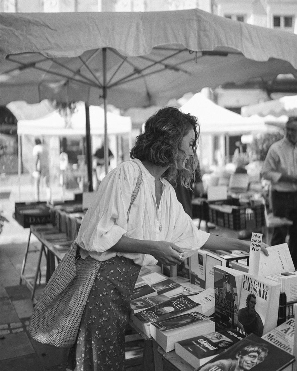 IanCallaway352's tweet photo. She always went out with a book under her arm, and often came home with two. #Books #bookshops #reading. https://t.co/9BiTBb5FwR