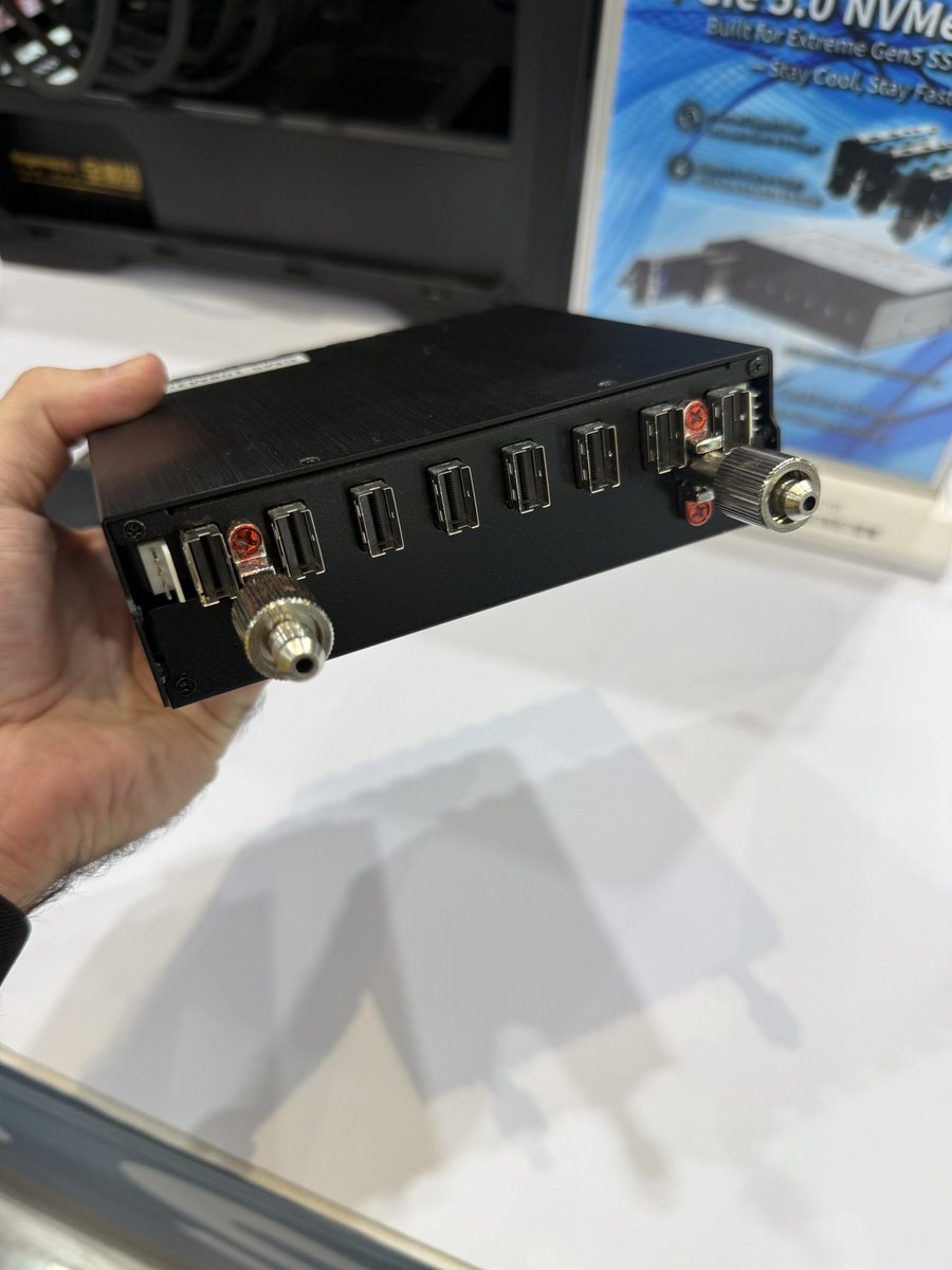 RaidOwlTweets's tweet photo. Liquid cooled e1.s nvme chassis…I want this 😩 https://t.co/F45YjMc8K1
