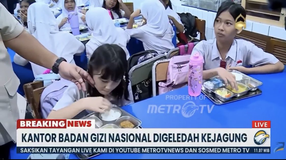 verschoer's tweet photo. @imbiuuuu Si anak shock, si temen shock, kita semua shocckkkkk! Si Dadan tua bangkot dengan luwesnya megang megang area yg tidak diinginkan bajindulllll https://t.co/UjabgSizOY