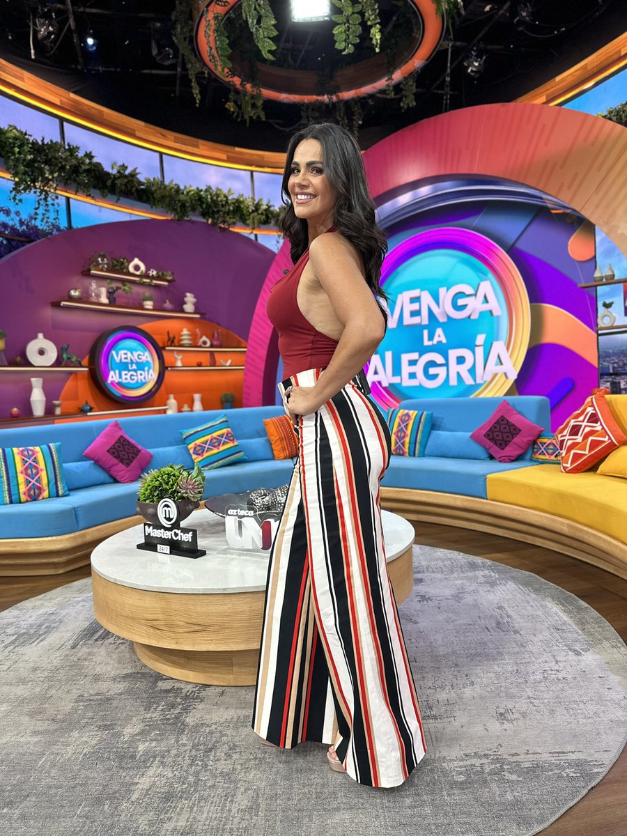 LuzElenaGlez's tweet photo. ¡Ten una bonita noche y recuerda nuestra cita mañana a las 8:55 AM en @vengalaalegria! 😘😘😘😘

#love #fashion #ootd #happy https://t.co/o2oVZV438Q