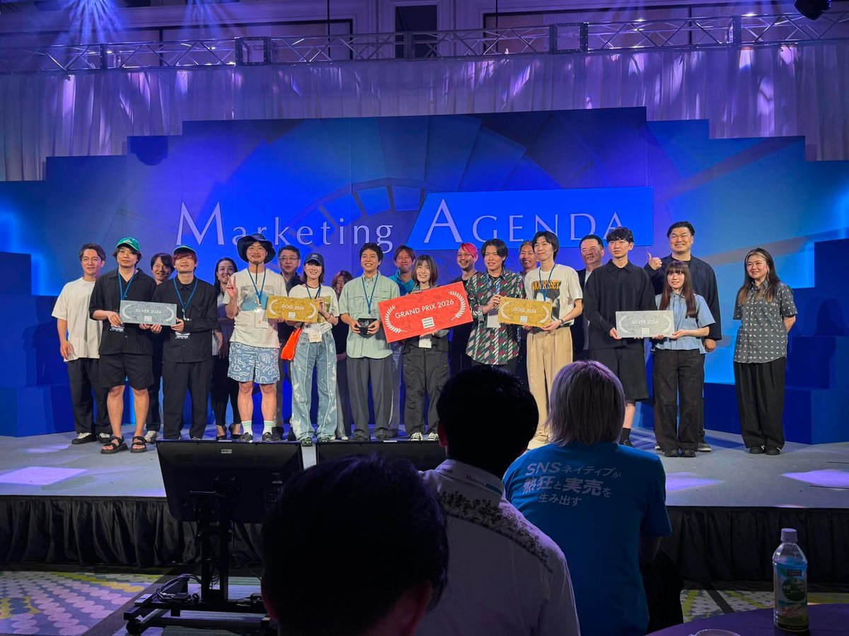 nanovation_koho's tweet photo. 【マーケティングアジェンダ2026】

🏆ヤング・クリエイティブ・アジェンダ2026

結果発表！

過去最多55チーム・110人のエントリーから予選を勝ち抜いた精鋭10チーム20人が、カンヌライオンズ受賞常連のグローバルビールブランド「ハイネケン」提供の課題に挑んだ3日間。

いよいよグランプリが発表されました！

🥈シルバー

▶︎電通デジタル・Droga5 Tokyo Part of Accenture Song

・髙橋 慧 氏（電通デジタル アドバンストクリエイティブセンター コピーライター）

・竹節 駿也 氏（アクセンチュアDroga5 Tokyo Part of Accenture Song アートディレクター/デザイナー）

▶︎電通プロモーション

・藤本 晴香 氏（電通プロモーション クリエイティブ事業部 コピーライター）

・森井 大輔 氏（電通プロモーション コミュニケーションデザイン事業部 アートディレクター/クリエイティブプランナー）

🥇ゴールド

▶︎サイバーエージェント（新たな細胞Cybor）

・丸山 優河 氏（プランナー / コピーライター）

・立田 大貴 氏（プランナー）

▶︎FIELD MANAGEMENT EXPAND

・栗本 卓典 氏（Creative Div. コピーライター/プランナー）

・岩井 聡子 氏（Creative Div. アートディレクター/デザイナー）

🏆グランプリ

▶︎伊藤忠インタラクティブ

・高井 佑輔 氏（パズル事業部 ディレクター / プロデューサー）

・中村 はづき 氏（パズル事業部 ディレクター / デザイナー）

おめでとうございます！！🎉

マーケターと若手クリエイターが出会い、共に価値を創出する——。熱戦を制した伊藤忠インタラクティブチームの受賞、誠におめでとうございます！

#マーケティング #ナノベーション #カンファレンス #MA26