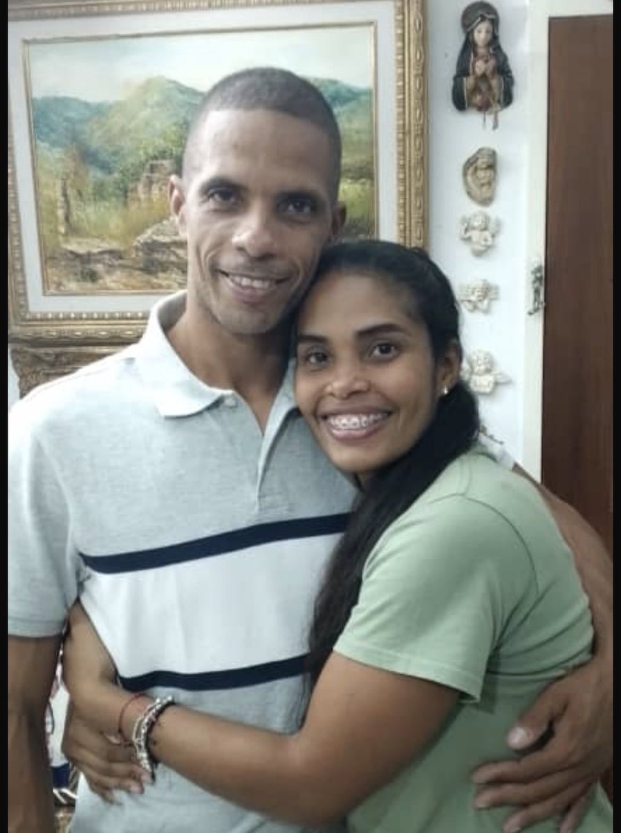 zulimadelvalle's tweet photo. La alegría de una familia, gracias Dios por devolverle la Libertad a #JhonGasparini #QueSeanTodos @SugledGF me siento feliz y agradecida a Dios por el milagro , después de 6 años una familia se abraza. @Myablue80 @templario_jose @Vannsase https://t.co/g9iazwPnz6