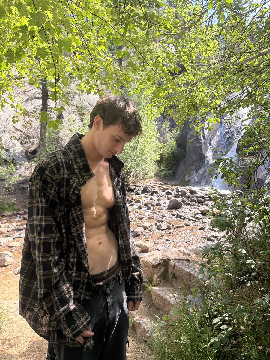 Noah69nines's tweet photo. Found a waterfall on a hiking trip #guy #shirtless #abs #outside https://t.co/BZjxid49vN