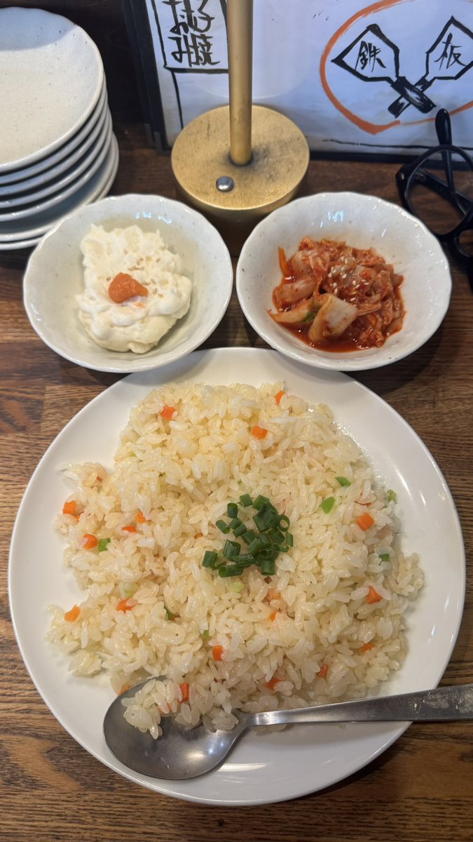 ○バターピラフ定食（950） ピラフを注文すると、生米をフライパンに