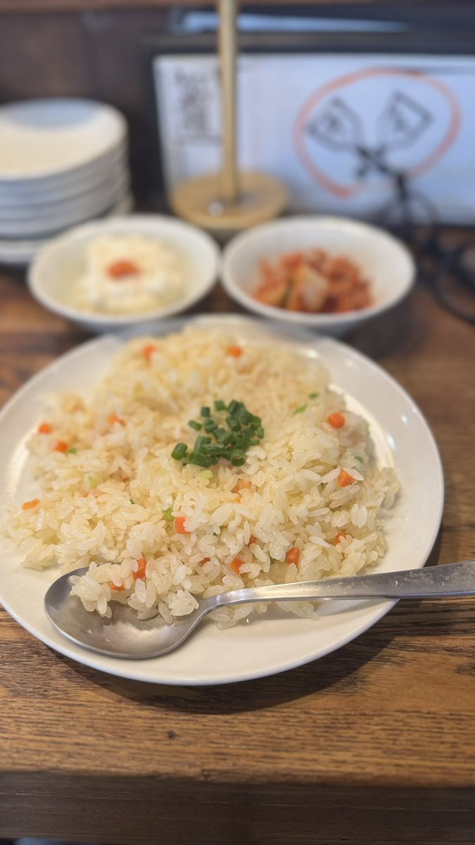 ○バターピラフ定食（950） ピラフを注文すると、生米をフライパンに