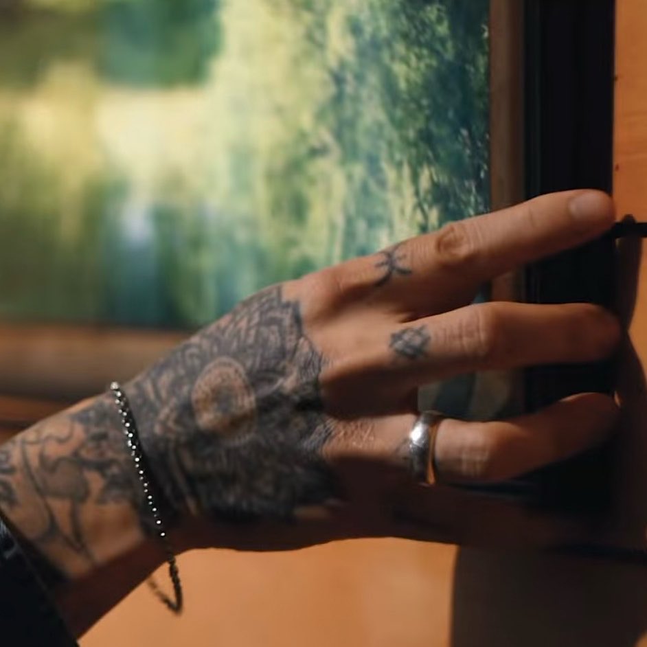 athensgoddess70's tweet photo. it’s just a hand - NO IT’S CHRISTIAN YU’S HANDS 🫠
📸- iqoskr https://t.co/yR4xbq2lnS