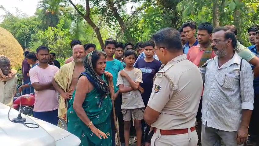otvkhabar's tweet photo. #ମହିଳାଙ୍କ_ରକ୍ତ_ଜୁଡ଼ୁବୁଡ଼ୁ_ମୃତଦେହ_ଉଦ୍ଧାର
-ଦଶପଲ୍ଲା: ମହିଳାଙ୍କ ରକ୍ତ ଜୁଡ଼ୁବୁଡ଼ୁ ମୃତଦେହ ଉଦ୍ଧାର; ହତ୍ୟା ଅଭିଯୋଗ
-ଘୋଳାହାଣ୍ଡି ପଞ୍ଚାୟତ ଅଫିସ ନିକଟରୁ କ୍ଷତାକ୍ତ ମୃତଦେହ ଉଦ୍ଧାର
-ମୃତ୍ୟୁର କାରଣ ଅସ୍ପଷ୍ଟ, ପରିବାର ଲୋକଙ୍କ ହତ୍ୟା ଅଭିଯୋଗ
-ଘଟଣାସ୍ଥଳରେ ପୋଲିସ, ଡଗ୍ ସ୍କ୍ୱାଡ୍ ଓ ସାଇଣ୍ଟିଫିକ୍ ଟିମ୍
#WomanMurder #DaspallaMurder #Gholahandi #OdishaCrime #BloodSoakedBody #MurderAllegation #PoliceInvestigation #DogSquad #ForensicTeam #OdishaNews #BreakingNews #OTV