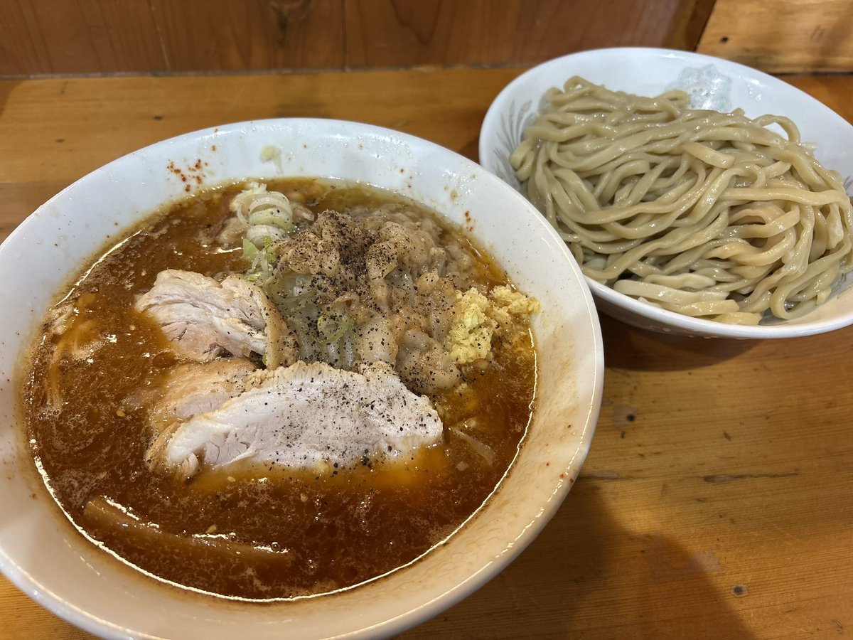 yabayasu7's tweet photo. 2026-06-04（木）#048
《ラーメン滋悟郎》さん

｢サマ〜つけ麺2026🏄（300g）」
🤙YsNAS

🚶💦16k〜🚗💨〜💁‍♂️
胡麻油香るチョイ辛酸っ〜なつけ汁は爽旨旨し😋BPアブラつけ汁纏ったクタ野菜マジ旨し🐴オーションをつけ汁ジャブジャブで至福😇ホロホロ神豚🐖🐖🐖神旨し😇大満喫‼️ご馳走様でした🙇‍♂️ https://t.co/oZMZY1mIAD