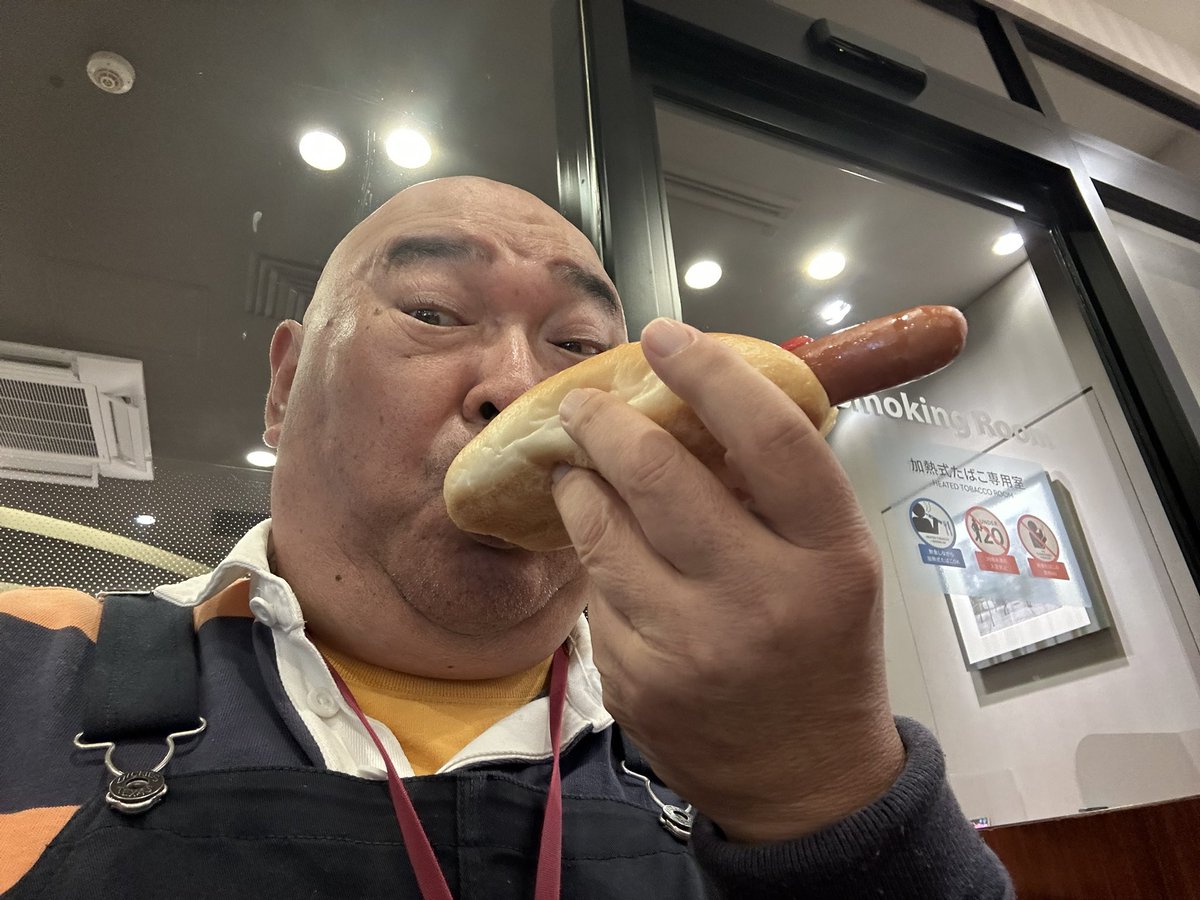 minatin3710's tweet photo. 今日はお休みだす！😪
映画を観る前にドトールでジャーマンロングをくわえるだす！🌭 https://t.co/cDrUDb9JcW
