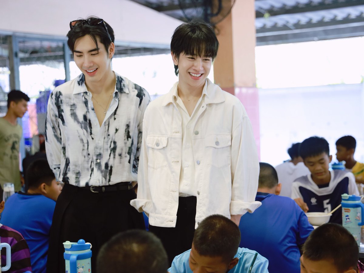 circle_update's tweet photo. 30 ยังแจ๋ว!! “ฟลุ้ค ณธัช” ชวนน้องชายคนสนิท “ปีเตอร์แพน” นำทีมแฟนคลับอิ่มบุญบ้านภูมิเวท ก่อนจัดแฟนมีตสุดอบอุ่นฉลองวันเกิดอายุครบ 30 ปี

#Fluke30thBirthdayParty #FLUKE30sDiary #Fluke_Natouch #เจ้าแก้มก้อน

            อายุเป็นเพียงตัวเลขจริง ๆ สำหรับนักแสดงหนุ่มหน้าใส “ฟลุ้ค ณธัช ศิริพงษ์ธร” ที่เพิ่งผ่านวันครบรอบวันคล้ายวันเกิดอายุครบ 30 ปี เมื่อวันที่ 1 มิถุนายน ที่ผ่านมา งานนี้หนุ่ม “ฟลุ้ค” ขอส่งต่อความสุขและรอยยิ้มแบบดับเบิ้ล ทั้งสายบุญและสายฟินให้แฟน ๆ ได้อิ่มเอมใจกันถ้วนหน้า

             เริ่มต้นความประทับใจกันตั้���แต่วันเสาร์ที่ 30 พฤษภาคม ที่ผ่านมา “ฟลุ้ค” ชวนน้องชายคนสนิท “ปีเตอร์แพน ทัศน์พล วิวิธวรรธน์” และแฟนคลับของทั้งคู่ มาร่วมส่งต่อความสุขและรอยยิ้มให้กับเด็ก ๆ ที่สถานแรกรับเด็กชายปากเกร็ด ( บ้านภูมิเวท ) จังหวัดนนทบุรี โดยครั้งนี้ได้มาร่วมเลี้ยงอาหารกลางวัน และมอบสิ่งของจำเป็น ทั้งเครื่องอุปโภคบริโภค รวมถึงเงินสนับสนุนอีกจำนวน 15,000 บาท เพื่อสมทบทุนในการดูแลและ��ัฒนาคุณภาพชีวิตของเด็ก ๆ ภายในบ้านภูมิเวท ซึ่งสร้างความประทับใจให้กับเด็ก ๆ เป็นอย่างมาก

              ความฟินยังไม่หมดเพียงเท่านี้!! เพราะในวันอาทิตย์ที่ 31 พฤษภาคม “ฟลุ้ค” ได้จัดงานฉลองวันเกิดครบ 30 ปี ในงาน “FLUKE’s 30s Diary | Fluke 30th Birthday Party” ณ E88 Bangkok ที่มาในธีมสุดเก๋ชวนแฟน ๆ มาร่วมเปิดบันทึกหน้าใหม่ในวัย 30 ของ “ฟลุ้ค” บรรยากาศภายในงานเต็มไปด้วยความอบอุ่นและเป็นกันเอง มีทั้งเกมสนุก ๆ บ���เวที และช่วงเวลาย้อนความทรงจำดี ๆ แถมยังมีไฮไลต์เด็ดอย่างกิจกรรม Fansign ที่เปิดโอกาสให้หนุ่ม “ฟลุ้ค” ได้นั่งสบตาพูดคุยกับแฟนคลับแบบตัวต่อตัว ทำเอาแฟน ๆ ใจละลายกันไปเลย

              โดยหนุ่ม “ฟลุ้ค” เผยว่า งานวันเกิดที่ผ่านมาต้องขอขอบคุณทุกคนมาก ๆ นะครับ ที่มาร่วมฉลองวันเกิดกัน ปีนี้เป็นอีกหนึ่งปีที่พิเศษมาก ๆ ได้พูดคุยและมอบความสุขให้กันและกัน ทุกคนน่ารักมากๆ เลยค���ับ บางคนบินมาไกลเพื่อมาร่วมงาน บางคนไม่ได้เจอกันนาน แต่วันสำคัญของ “ฟลุ้ค” ยังตั้งใจมาหา และบางคนแม้ไม่ได้เดินทางมา แต่ก็ยังฝากคำอวยพรและความคิดถึงมาให้ “ฟลุ้ค” รู้สึกเหมือนได้เต็มเติมความสุขมาก ๆ และอยากขอบคุณแฟน ๆ ทุกคนอีกครั้ง ที่มาร่วมสร้างความทรงจำในวัยเริ่ม 30 ของ “ฟลุ้ค” ครับ

               แต่งานนี้ทำเอาแฟน ๆ กรี๊ดกันสนั่น คงต้องยกให้ช็อตเซอร์ไพรส์ซ้อนเซอ��์ไพรส์จากน้องชายสุดซี้ “ปีเตอร์แพน” ที่นอกจากจะหอบเค้กและของขวัญมามอบให้แล้ว เจ้าตัวยังแอบไปเปลี่ยนชุดจัดเต็ม ขึ้นมาโชว์ลูกคอในเพลง “30 ยังแจ๋ว” ทำเอาเจ้าของวันเกิดและแฟนคลับขำกระจาย และเรียกรอยยิ้มกันทั้งงาน ขณะที่พี่สาวคนสนิทอย่าง “ไข่มุก ศรณ์ศรฏฐ์ วิทยาเรืองสุข” ก็ได้มาร่วมส่งคำอวยพร และมอบของขวัญให้กับน้องชายคนสนิทในวันสำคัญนี้เช่นกัน

               ปิดท้���ยค่ำคืนแห่งความสุข ด้วยการร่วมรับประทานอาหาร และกิจกรรม Photo Group ให้แฟน ๆ ได้เก็บความทรงจำสุดเอ็กซ์คลูซีฟร่วมกับหนุ่ม “ฟลุ้ค” ไปนอนหลับฝันดี บอกได้คำเดียวว่า เป็นการต้อนรับวัย 30 ปีที่ทั้งอิ่มบุญ อิ่มใจ และอบอวลไปด้วยความรักแบบสุด ๆ ไปเลย