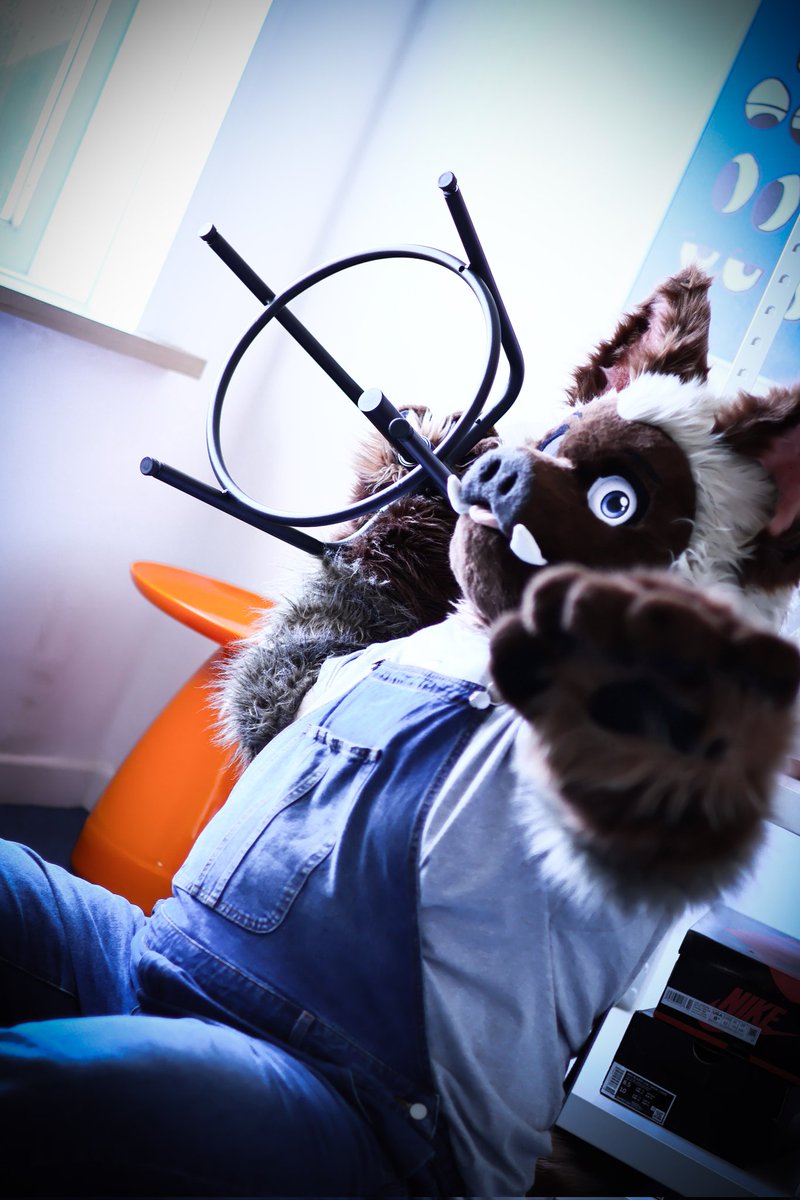 Vaqaes's tweet photo. #FursuitEveryday
화난 맷돼지를 건들면 큰일 나는 거에요 
의자 공격!!!!!!!!!
🐗🪑 https://t.co/1RgBeNC77k