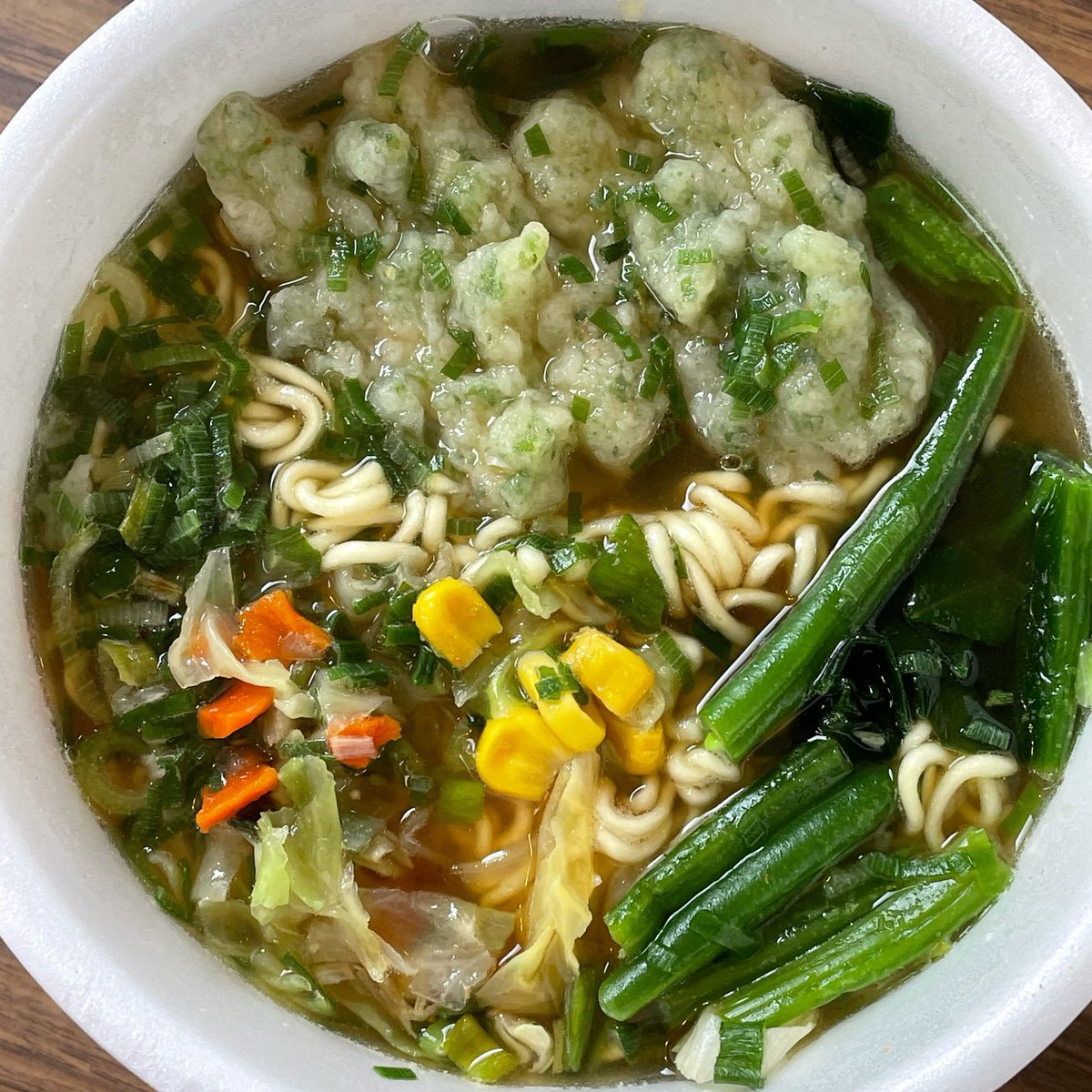 hs9587's tweet photo. みそラーメン、竹輪天、野菜。 https://t.co/IdOjzpQ4FO