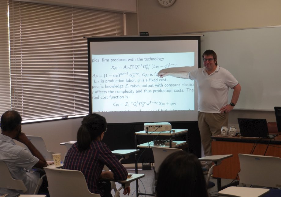 IUJ_jp's tweet photo. 5月27日、IUJ研究所（IRI）はランチセミナーを開催しました。国際関係学研究科のRobert F. Kane准教授が「品質向上・コスト削減と環境」をテーマに講演。品質改善がエネルギー消費や環境持続性に与える影響について議論が行いました。当日は学生・教員約15名が参加し、活発な質疑応答が行われました。 https://t.co/ZwDqPTClEH