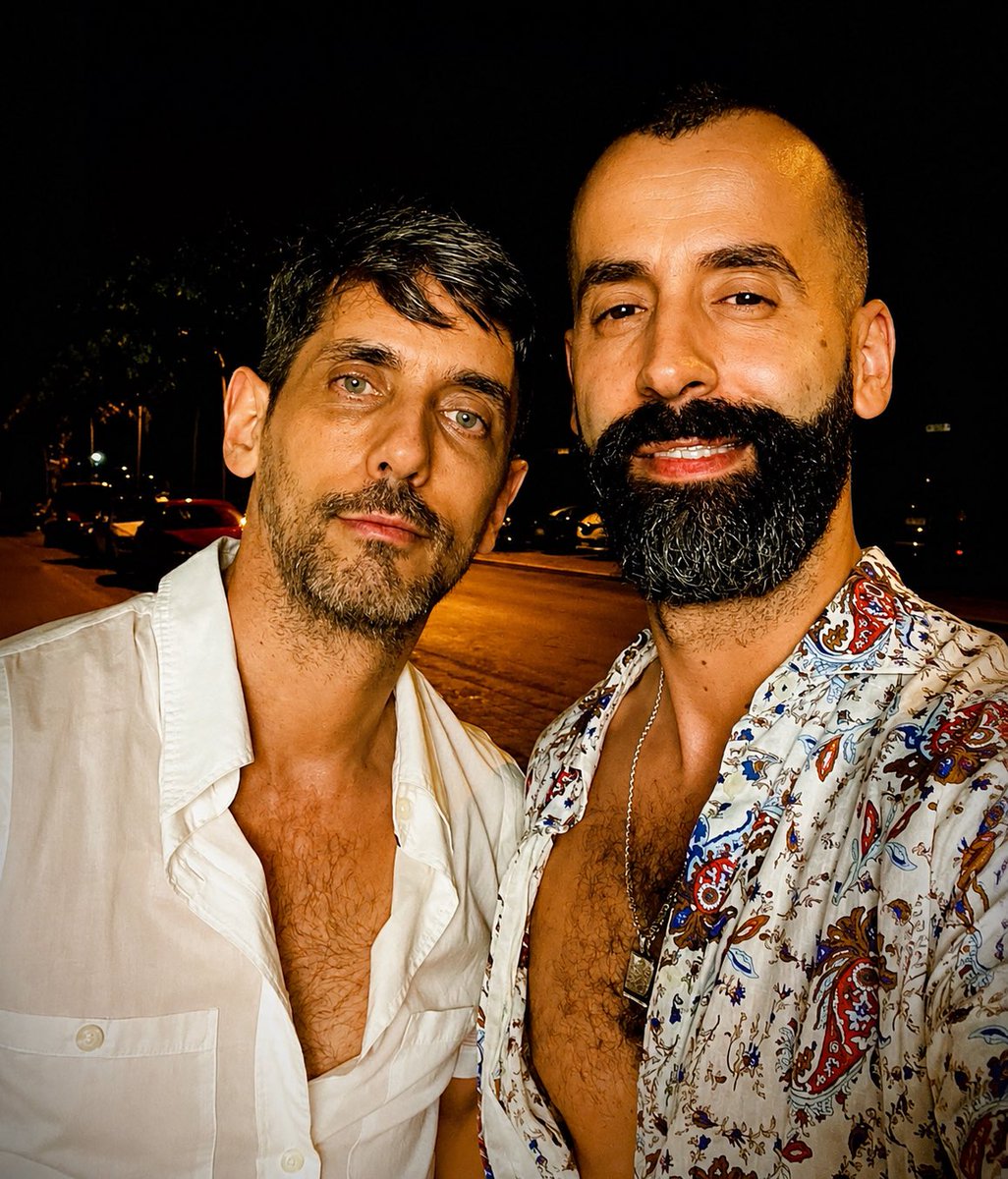 ELCOLLAZO's tweet photo. Hay esperanza, gracias a quienes me empezaron a seguir ayer a raíz de una foto con mi chico que provocó comentarios de odio. Seguiré aquí, divulgando ciencia, haciéndome eco de la cultura y visibilizando la comunidad LGTB+ sin complejos. Buen día. Os regalo otra foto nuestra. https://t.co/UaKbsHgLDo