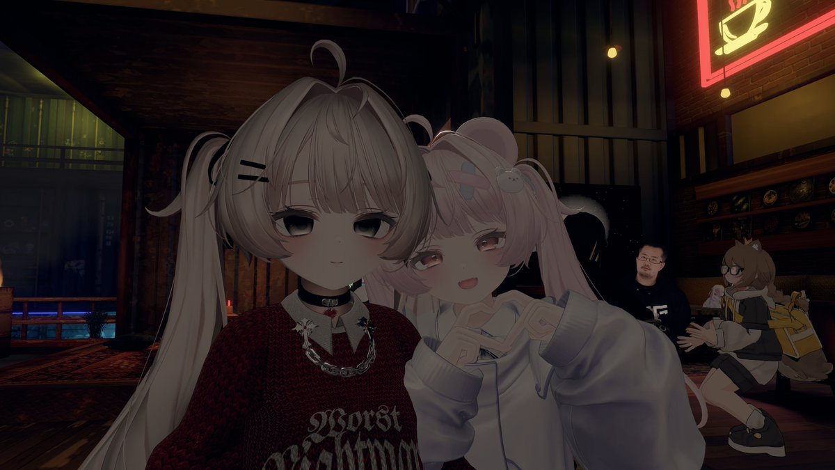 vice_106's tweet photo. 記事用に使えるスクショ見返してたらミルkinさんとの写真で後ろに3DPIGさんが居るのに気付いて一人ウケてた https://t.co/pDB4WzrV7t