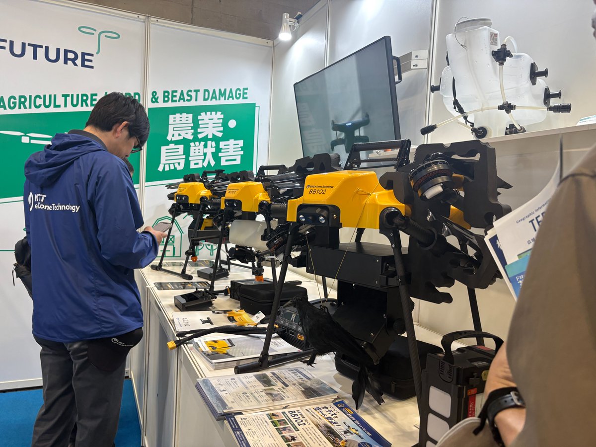 NTTdrone's tweet photo. 【2026 Japan Drone展in幕張メッセ】

本日、開催2日目を迎えました！

会場は多くの来場者で賑わっており、注目度の高さを改めて感じる展示会となっております。

NTTイードローンブースでは、農業・インフラ点検・防災など、さまざまな分野で活用が期待される最新機体を展示中です！

明日はいよいよ最終日となります。

ドローンの最新技術や活用方法を、ぜひ会場で直接ご覧ください。
皆さまのご来場を心よりお待ちしております！

#JapanDrone2026
#JapanDrone
#NTTイードローン
#NTTeDrone
#ドローン
#インフラ点検
#農業ドローン
#防災ドローン
#ドローン活用