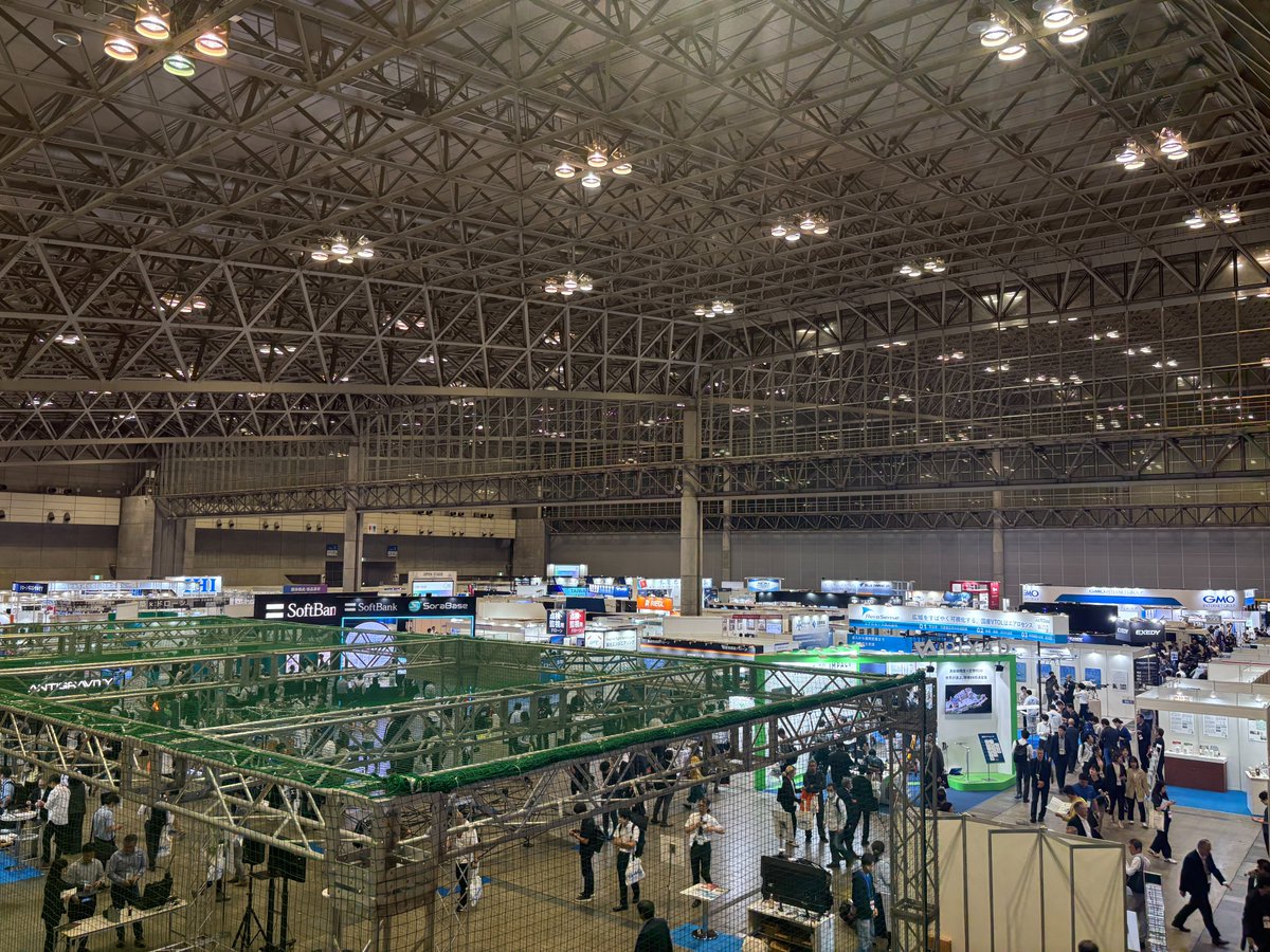 NTTdrone's tweet photo. 【2026 Japan Drone展in幕張メッセ】

本日、開催2日目を迎えました！

会場は多くの来場者で賑わっており、注目度の高さを改めて感じる展示会となっております。

NTTイードローンブースでは、農業・インフラ点検・防災など、さまざまな分野で活用が期待される最新機体を展示中です！

明日はいよいよ最終日となります。

ドローンの最新技術や活用方法を、ぜひ会場で直接ご覧ください。
皆さまのご来場を心よりお待ちしております！

#JapanDrone2026
#JapanDrone
#NTTイードローン
#NTTeDrone
#ドローン
#インフラ点検
#農業ドローン
#防災ドローン
#ドローン活用