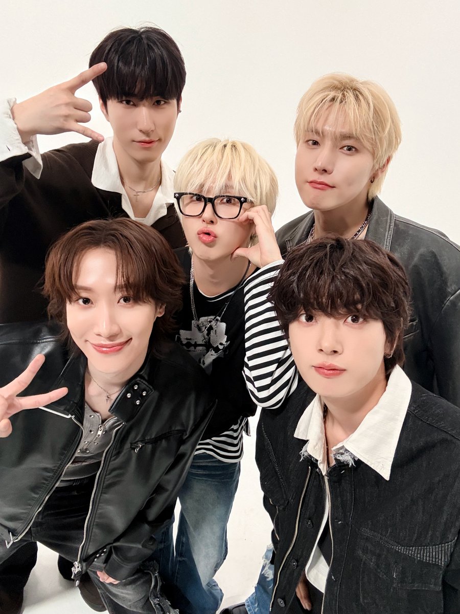 dddm_official's tweet photo. 원위 D.STAGE 기다리는 거요?
셀카 보고 있으면 완전 이지까까죠
⠀
#ONEWE | D.STAGE Selfie.jpg 
⠀
@official_onewe
⠀
#ONEWE #원위 #ICARUS
#DSTAGE #디스테이지
#dddm #dududomusic #두두두뮤직 https://t.co/ynATw3qf9i