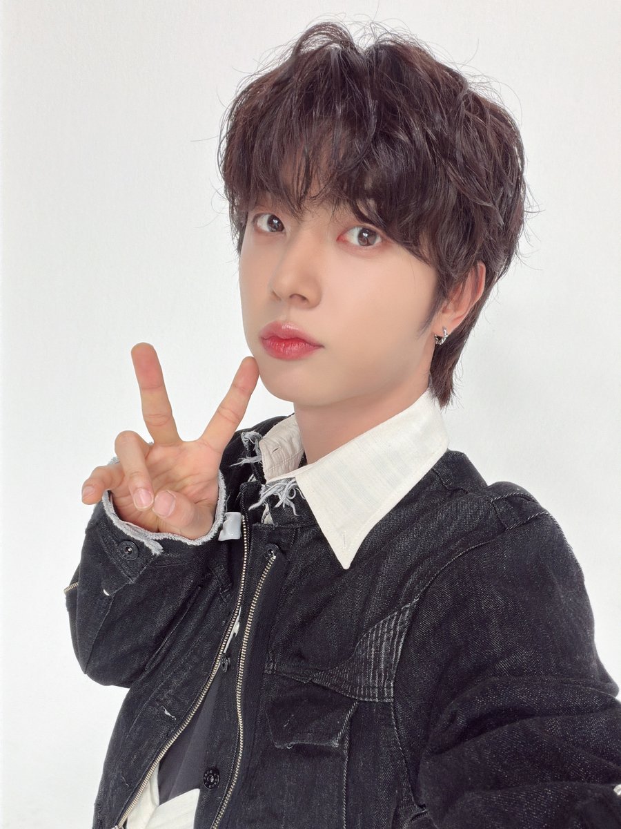 dddm_official's tweet photo. 원위 D.STAGE 기다리는 거요?
셀카 보고 있으면 완전 이지까까죠
⠀
#ONEWE | D.STAGE Selfie.jpg 
⠀
@official_onewe
⠀
#ONEWE #원위 #ICARUS
#DSTAGE #디스테이지
#dddm #dududomusic #두두두뮤직 https://t.co/ynATw3qf9i