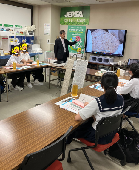 jepsa2010's tweet photo. ６月3日は…
岐阜県　多治見市立小泉中学校
の生徒さんに来ていただきました。
台風のなか、来ていただきありがとうございました。
＃発泡スチロール協会
＃EPS
＃多治見市立小泉中学校 https://t.co/5Dw7mBdVNb