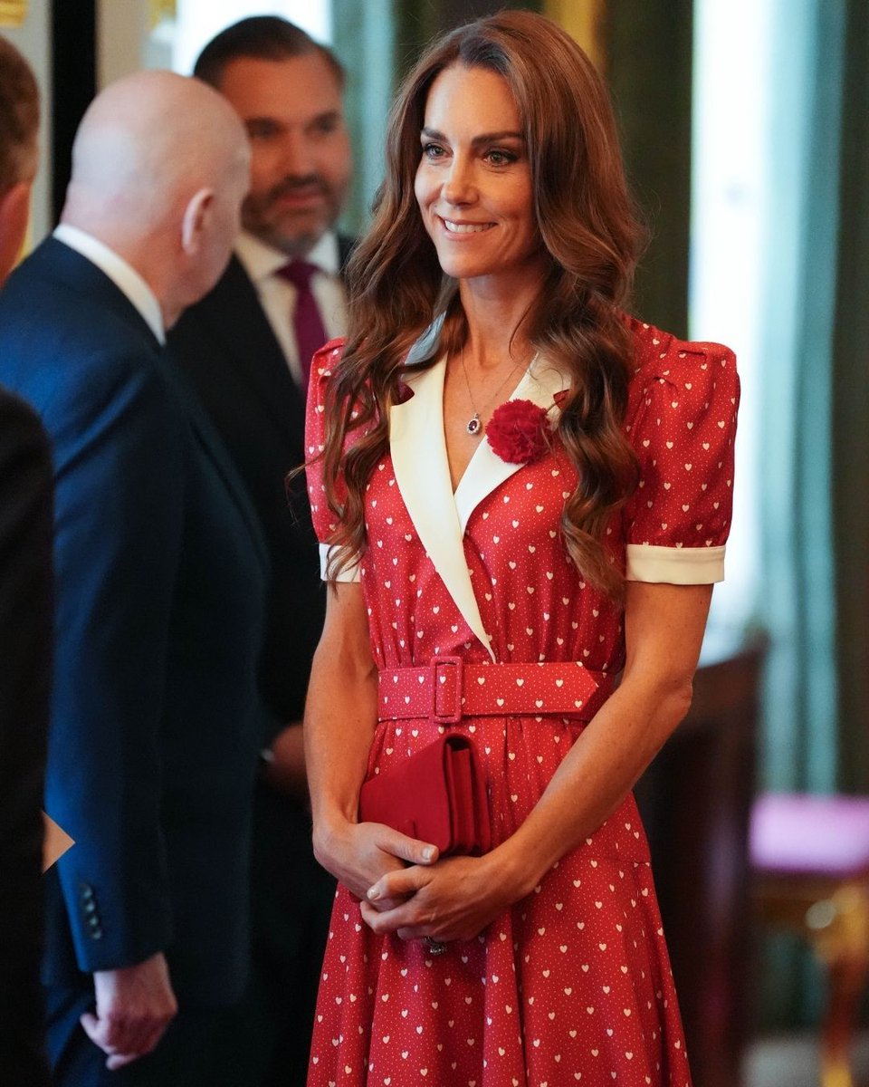 vogueturkiye's tweet photo. Galler Prensesi #KateMiddleton, Londra’da Cancer Research UK'nin 125. kuruluş yıl dönümünü kutlamak amacıyla düzenlenen resepsiyona katıldı. Prenses, davet için #Rodarte imzalı beyaz puantiyeli kırmızı bir elbise tercih etti.
Fotoğraf: Getty Images https://t.co/ywCPHsOKno