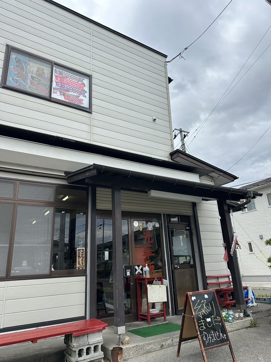 ayaccko's tweet photo. 夜勤明け
おぱようございます🙃

角田ブラックとして有名な行列店
光華飯店に行ってきました

ラーメン990円

見た目によらずシンプルなあっさりにんにく醤油
でも脂はめっちゃ浮いてる不思議
喜多方ラーメンが好きな私としては対局なラーメン感

終了のところ1人だからと快く入れてくださった😭 https://t.co/nVs6pXirbi