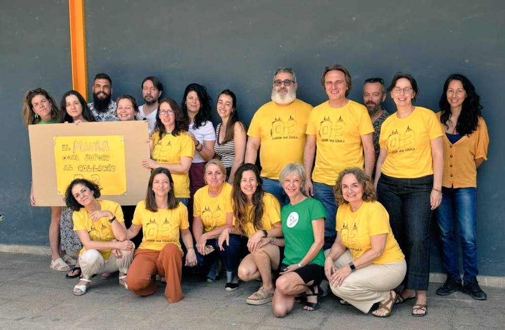 Assembleadocent's tweet photo. L'assemblea de l'IES Antoni Maura mostra el seu suport a les vagues docents de Catalunya i el País Valencià
A la segona foto, el professorat d'FP d'Educació Infantil del mateix centre expressa el seu suport a la lluita de les companyes de la #xarxa03ib

#TambéÉsLaNostraLluita https://t.co/bZMmGDIZkg