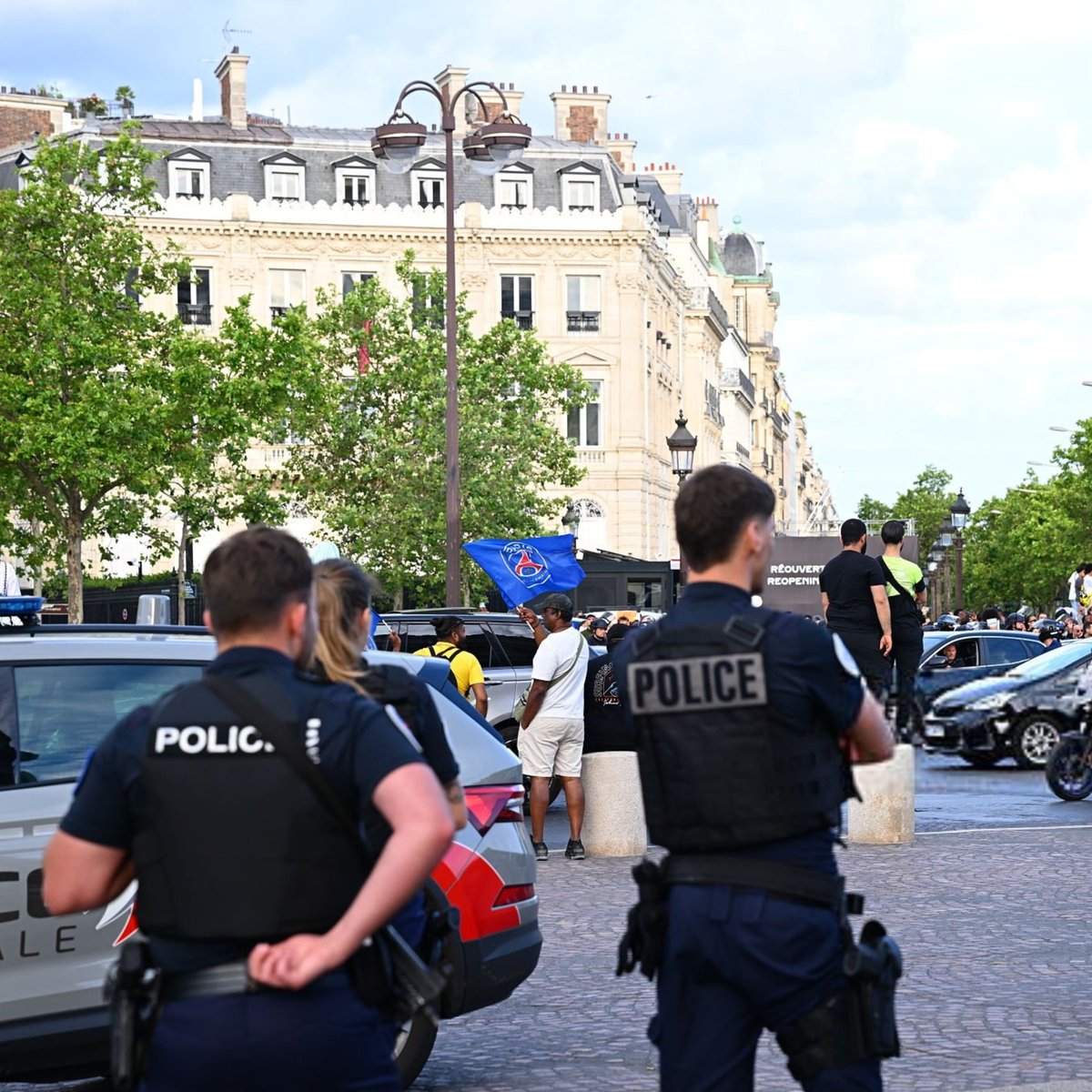 ActuL1_'s tweet photo. 🚨 SÉBASTIEN LECORNU 🇫🇷 VEUT DU CHANGEMENT APRÈS LES DÉGÂTS DES CASSEURS DU PSG ! 🏛️🇫🇷

Le Premier ministre a demandé à son gouvernement de préparer des textes pour que les auteurs des dégradations paient les réparations sur leurs prestations sociales.

L'objectif est de s'appuyer sur la responsabilité civile des fauteurs de troubles pour que le coût des réparations ne repose plus sur la collectivité.

(@lequipe)