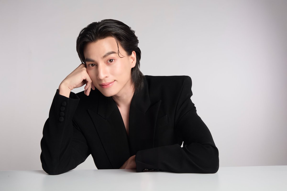 around_ent's tweet photo. หล่อทะลุเลเซอร์! กลัฟ ปลุกเทรนด์หล่อผิวกลัฟสกิน นั่งแท่นพรีเซนเตอร์ผู้ชาย sewa คนแรก ผิวเป๊ะ

#SewaXGulf #กลัฟคณาวุฒิ #Gulfkanawut
#sewa #sewathailand #SewaTheNewPresenter 
#SewaCapsuleOilSerum #เซรั่มกันแก่

อ่านข่าวเพิ่มเติม
📍https://t.co/30eRaPYjGw

ร่วมค้นพบมิติใหม่ของการฟื้นบำรุงผิว และติดตามทุกกิจกรรมพิเศษกับพรีเซนเตอร์งานดีย์ต่อใจไปกับ “กลัฟ คณาวุฒิ“ และ Sewa Ultimate Recovery Capsule Oil Serum นวัตกรรมแคปซูลออยล์เซรั่มจากเกาหลี ติดตามข้อมูลข่าวสาร-สั่งซื้อสินค้าได้ที่ https://t.co/3XhVFcNDby, Instagramหรือ Line OA : @sewathailand และ Sewa Official บนแพลตฟอร์มออนไลน์ทุกช่องทาง และร้านค้าชั้นนำทั่วประเทศ