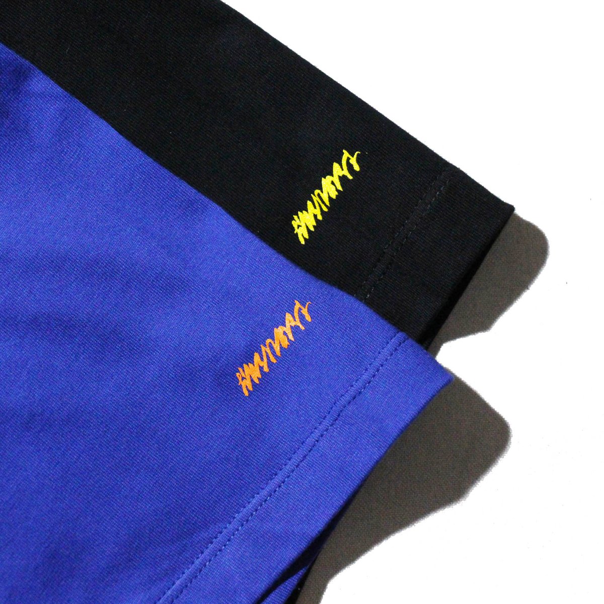 donotfind's tweet photo. 🆕6/11受注締切｜6月下旬発送予定】
Oilworks 710 T-SHIRTS
POPY OILデザインによる OILWORKS 710ロゴ をフロントに大きく配した、存在感のある1着です。カラーは2色展開。両袖には OILWORKS（おいるわあくす） の文字をプリントし、細部までブランドらしさを表現しています。
https://t.co/1s84c5wbpL https://t.co/vQe3shDgu1