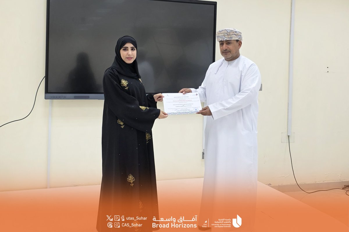 UTAS_Suhar's tweet photo. #يوتاس_صحار

اختتمت بجامعة التقنية والعلوم التطبيقية بصحار فعاليات المدرسة الصيفية في التطبيقات الهندسية، بمشاركة نخبة من الأكاديميين والخبراء الصناعيين، بهدف تعزيز المهارات التطبيقية وتأهيل الخريجين لمتطلبات سوق العمل. حيث شارك في البرنامج 23 متدربا تم اختيارهم من بين 36 متقدما، عبر 12 ساعة تدريبية مكثفة شملت مسارات الهندسة الكيميائية والميكانيكية والكهربائية. وتضمن البرنامج ورشا تطبيقية وجلسات علمية تناولت أحدث التقنيات الهندسية وتطبيقات الذكاء الاصطناعي. وفي ختام المدرسة الصيفية، تم تكريم المشاركين وتسليمهم شهادات التقدير.

#آفاق_واسعة 
#جامعة_التقنية_والعلوم_التطبيقية_بصحار