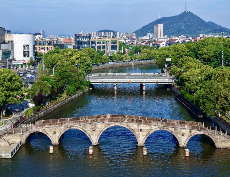 i_yuyao's tweet photo. May breeze over Houqing River, Yuyao! 🌊 This scenic view showcases ancient bridges, lush trees, and modern buildings harmoniously blending under a clear sky. Sunlight sparkles on the water, creating a picturesque urban oasis. 🌉✨ #YuyaoScenery #RiverView https://t.co/MrkYqHbP7L