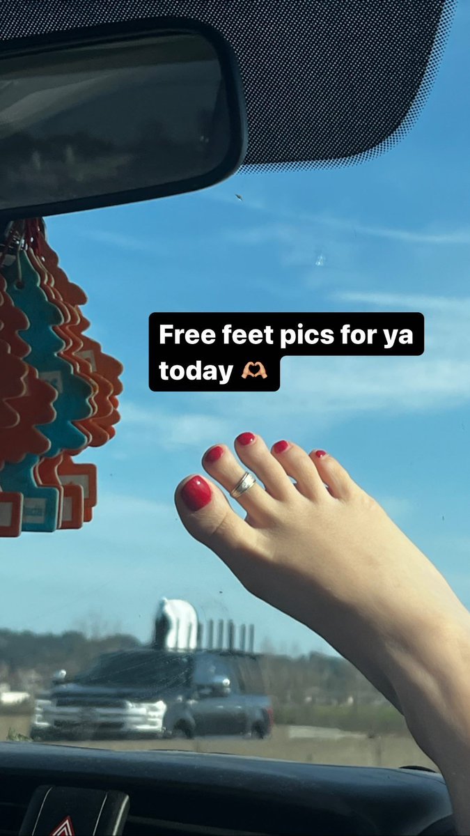kiwiforjenna's tweet photo. it’s really funny to me that following inde navarrette’s digital footprints before obsession actually leads you to umm… her feet https://t.co/RsOFpfxpZE