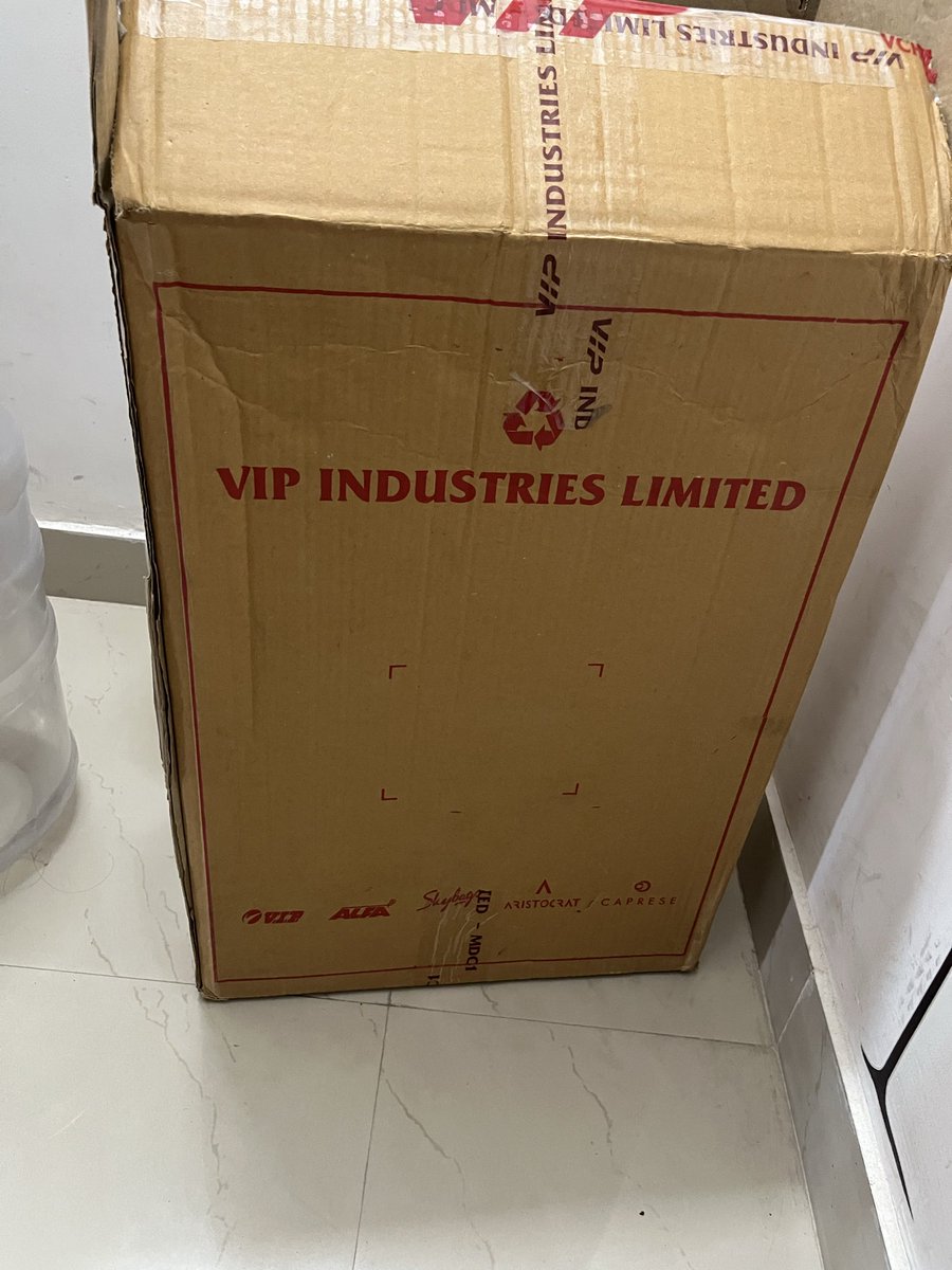 pradeepgates's tweet photo. . @AjioCares @AJIOLife @RILretail  Ordered an Aristocrat Solana bag for a flight next week, got a factory defect 'Trävello' bag instead! Your support chat &amp; phone lines are stuck on loop. Return ID #RT218015163 is on hold. Please approve the photos &amp; pick it up by June 8! DM me. https://t.co/IFaPo45ORl