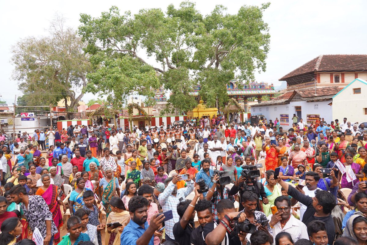 LawrenceBalaa's tweet photo. முதற் கட்டமாக தான் உருவாக்கிய #மாற்றம் அறக்கட்டளை முலியமாக 10 மாவட்டங்களில் டிராக்டர் வழங்கி விவசாயத்தை பாதுகாத்து உதவிய #கலியுக_கர்ணன் 

அண்ணன் திரு:ராகவா லாரன்ஸ் அவர்களுக்கு 
மகிழ்ச்சி கலந்த நன்றிகளை விவசாயிகள் மற்றும் கோவை மாவட்ட ராகவா லாரன்ஸ் மக்கள் சேவை நற்பணி மன்றம் சார்பாக தெரிவித்து கொள்கிறோம்.

சேவையே கடவுள் @offl_Lawrence அண்ணா ❤️♥️ 

#மாற்றம் #Raghvalawrence 

@ActorSriman ❤️ @galattadotcom @act_mani @VijayFansTrends 

@elviinvinu_off

#Throwback_Memories