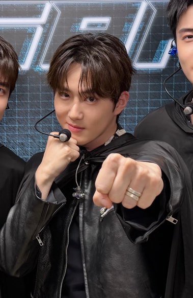 SUHOpixel's tweet photo. beware! the bunny can FIGHT 👊

#수호 #SUHO #EXhOrizon #EXhOrizon_in_Osaka https://t.co/MMraTDUd2A