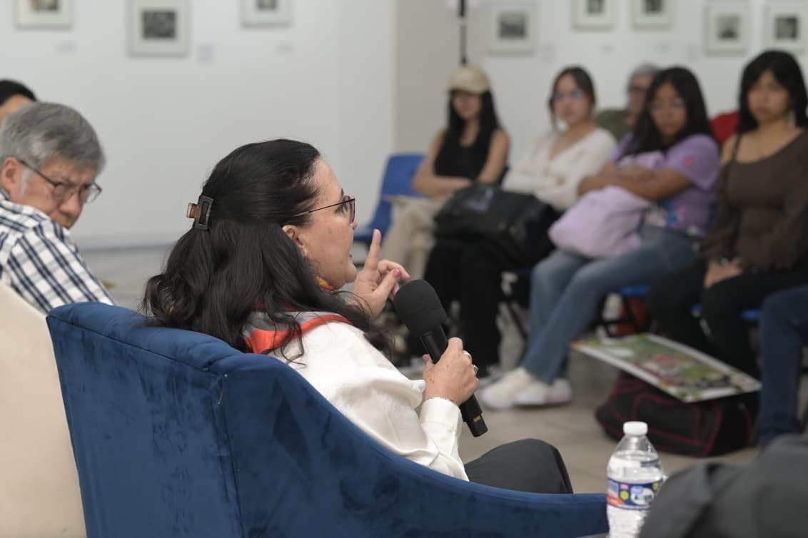 EmbaCuMex's tweet photo. 🇨🇺🤝🇲🇽 Llaman en México a fortalecer la solidaridad internacional con Cuba ante las nuevas amenazas y agresiones de Estados Unidos

👥 Como parte de las actividades del Festival Cultural de Cuba en la Universidad Autónoma Metropolitana Unidad Xochimilco (UAM-X), se realizó una conferencia dedicada al análisis de las relaciones entre Cuba y Estados Unidos, organizada con el apoyo de profesores de esa casa de estudios y del Movimiento Mexicano de Solidaridad con Cuba (MMSC).

✅ La actividad contó con la participación de la segunda jefa de misión de la Embajada de Cuba en México, Embajadora Johana Tablada de la Torre; el escritor y periodista de La Jornada, Pedro Miguel; y el académico Salvador Ferrer Ramírez, bajo la moderación de Aline Pérez Neri, integrante del MMSC.

🎥 Al inicio del encuentro fueron proyectados fragmentos audiovisuales de una entrevista al General de Ejército Raúl Castro Ruz y una intervención del presidente de Cuba, Miguel Díaz-Canel Bermúdez, en apoyo al líder histórico de la Revolución cubana. 

🎂 Asimismo, los asistentes rindieron homenaje al General de Ejército con motivo de su 95 cumpleaños, ocasión en la que se le cantaron las tradicionales mañanitas y se resaltó su legado revolucionario, su aporte a la construcción de la Cuba socialista y su contribución a la defensa de la soberanía nacional.

🗣️ En sus palabras inaugurales, la Embajadora Johana Tablada agradeció a la UAM Xochimilco, al colectivo de profesores de la institución y al Movimiento Mexicano de Solidaridad con Cuba por promover espacios de reflexión sobre la realidad cubana y las relaciones entre ambos países. Extendió además un reconocimiento especial a Guadalupe, Varinia, Mariana, Salvador, Joel, Aline Pérez Neri y Pedro Miguel por su contribución a la realización del encuentro, enmarcado en el Festival Cultural de Cuba en Xochimilco.

Durante su intervención, la diplomática cubana desmontó la farsa política representada por las recientes acusaciones formuladas por el Departamento de Justicia de Estados Unidos contra el General de Ejército Raúl Castro Ruz. Explicó los acontecimientos que condujeron al derribo de las avionetas de la organización encabezada por José Basulto, las reiteradas advertencias realizadas por Cuba durante dos años al gobierno estadounidense y la responsabilidad y complicidad de Washington en esos hechos, que hoy son manipulados para construir pretextos que justifiquen una eventual intervención militar en Cuba.

Tablada destacó asimismo la trayectoria revolucionaria de Raúl Castro desde los primeros momentos de la lucha insurreccional, su papel en la construcción de la sociedad socialista cubana y sus aportes como Ministro de las Fuerzas Armadas Revolucionarias y como estadista.

La representante cubana abordó además diversos momentos de la historia de las relaciones entre Cuba y Estados Unidos, con énfasis en lo que describió como una estrategia integral de guerra económica, desinformación y guerra psicológica dirigida a empobrecer al país, generar severas carencias materiales, intimidar a actores internacionales y promover la desestabilización interna para facilitar fórmulas de dominación colonial que el pueblo cubano rechaza.

En ese contexto, explicó los nuevos elementos que representan una ampliación del bloqueo económico, particularmente mediante el recrudecimiento del cerco energético y las medidas adoptadas recientemente para aislar al país y crear condiciones favorables a una escalada de agresiones. Denunció igualmente las presiones ejercidas por Estados Unidos sobre terceros países y actores económicos para limitar sus vínculos con Cuba, así como la imposición de medidas coercitivas cuyos efectos sobre la población cubana han sido objeto de cuestionamientos por parte de organismos y expertos internacionales.

(1/2)