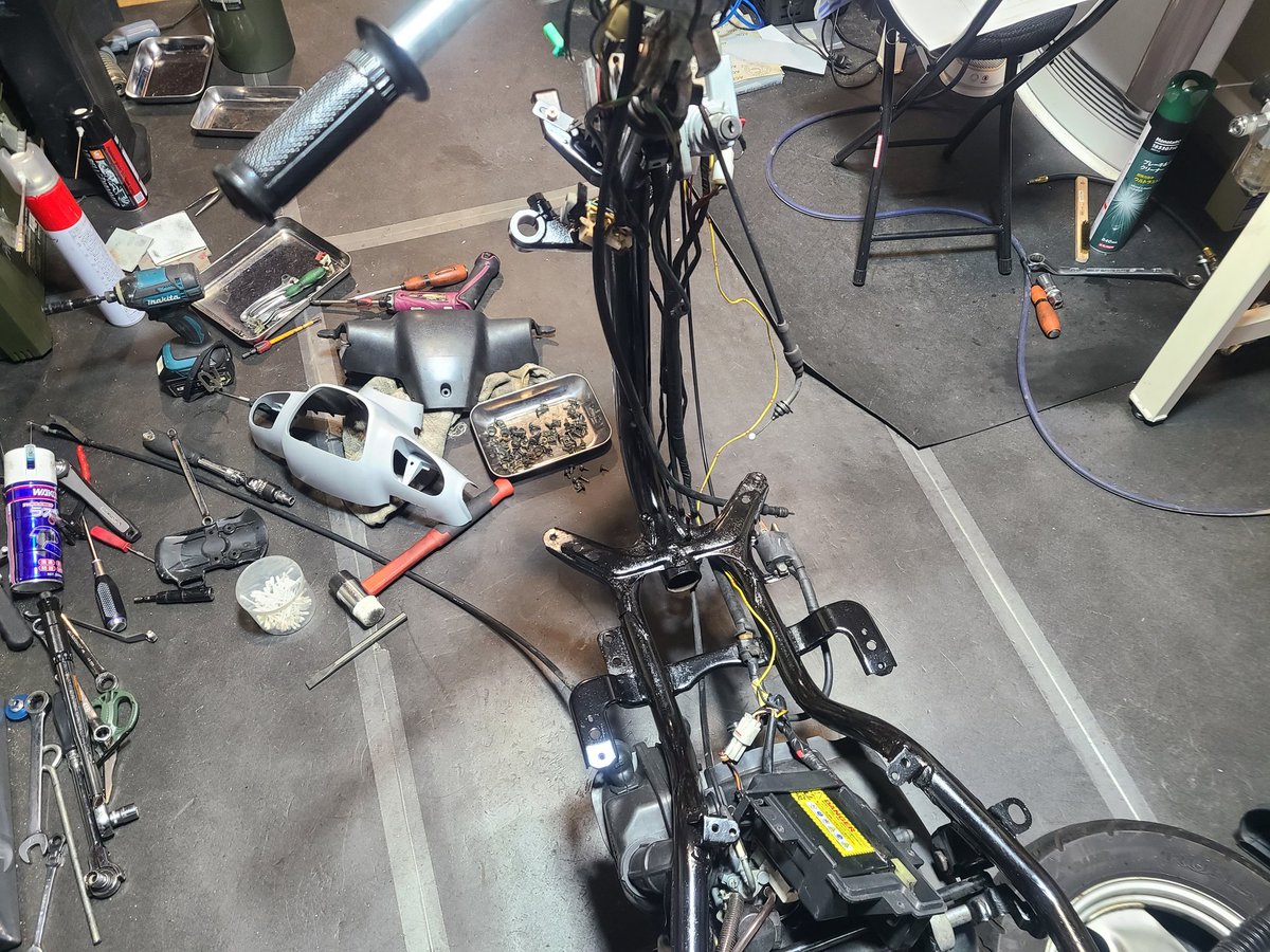arase3164's tweet photo. アプリオのフロントブレーキをドラムからディスクに交換中
他車からの移植なので切った貼ったが大変w
でもこれで乗り心地が良くなりブレーキも効くようになるならいいかなとw
そしてこいつが終わらないとグランドアクシスのエンジン開けられないwww
#4JP #アプリオ
#アクシス90からの移植 https://t.co/v5Zob4t4TT