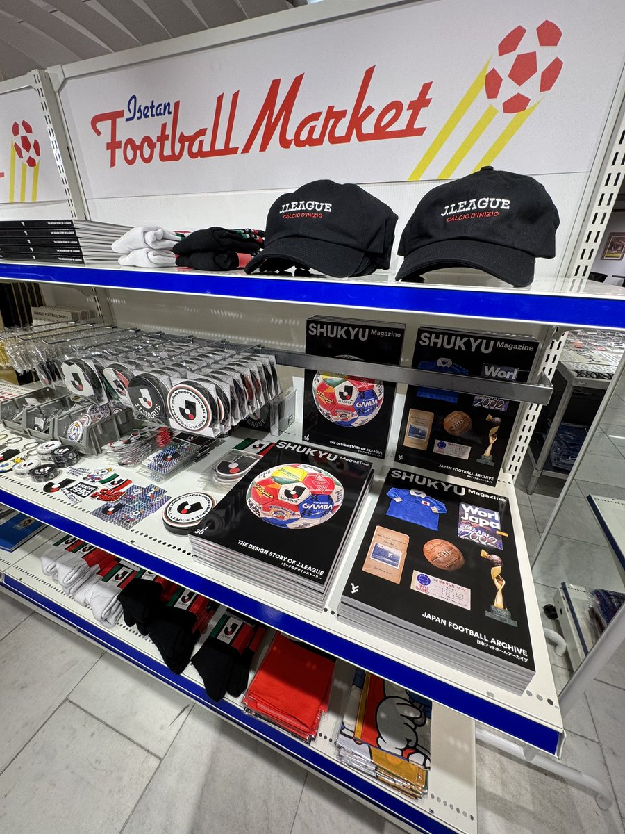olaroupeiro's tweet photo. 『ISETAN FOOTBALL MARKET』
SHUKYU Magazine 最新刊を求めて伊勢丹新宿へ。
CFSの本もあってびっくり。Jリーグと日本代表のアーカイブ本もおすすめです。
不思議とフロアに馴染んでいる素敵な売り場でした。
ポップアップは9日（火）までとのことです。お近くの方は是非。 https://t.co/f53droejC4