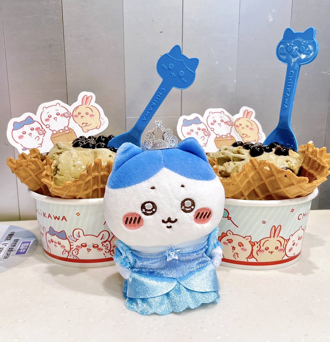 Mallow_chiikawa's tweet photo. 台湾のCold Stoneコラボ、今日が最終日みたい
プリンセスハチワレと一緒に食べにきた💙
また第3弾のコラボあったらいいね🍨 https://t.co/fh1qM0B5nc