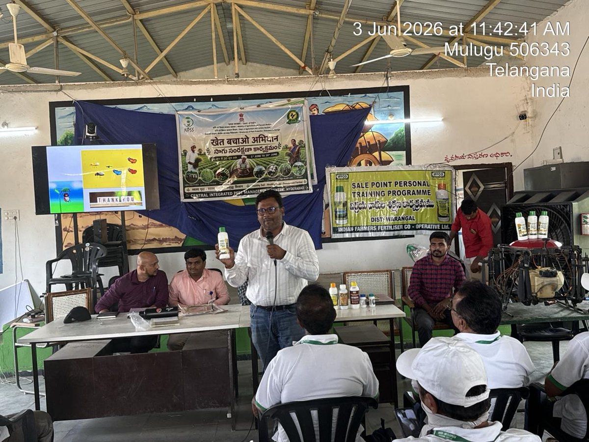 IFFCO_TS's tweet photo. A SPPT Training Program was organized by Fo Shri Vishal for retailers of Mulugu district at RythuVedika,in collaboration with TRVK–Mulugu.The importance,benefits&amp;dosage of NanoFertilizers was explained.@Dileep_Sanghani @KiritkrJPatel @iffcoyogendra @Dept_ofAgriTG @DirectorAgriTS https://t.co/uwLp9ZeERl