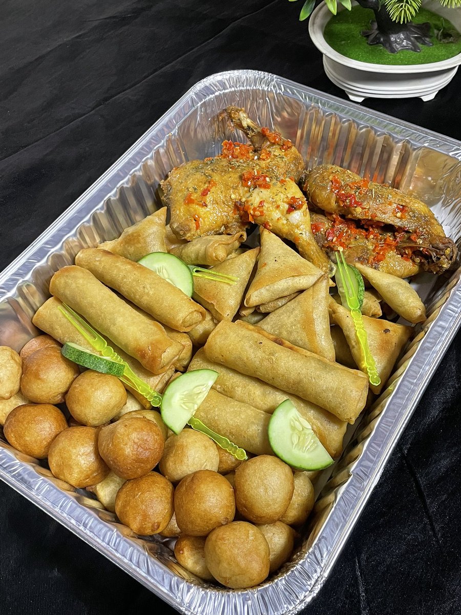Dukesdelightful's tweet photo. It’s a new day to patronize this brand 

15 samosa 
15 spring roll
20 puff puff 
4 large peppered chicken 

Price; #30,000

📍Ilorin https://t.co/SvERvE0tOn
